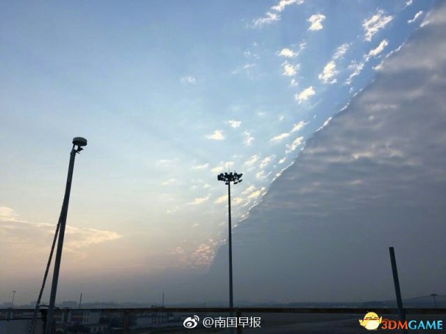 壮观！南宁上空现云层分界线 一半蓝天一半白云